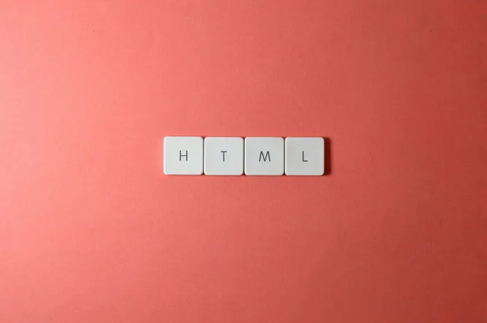 Keyboard keys with the letters HTML
