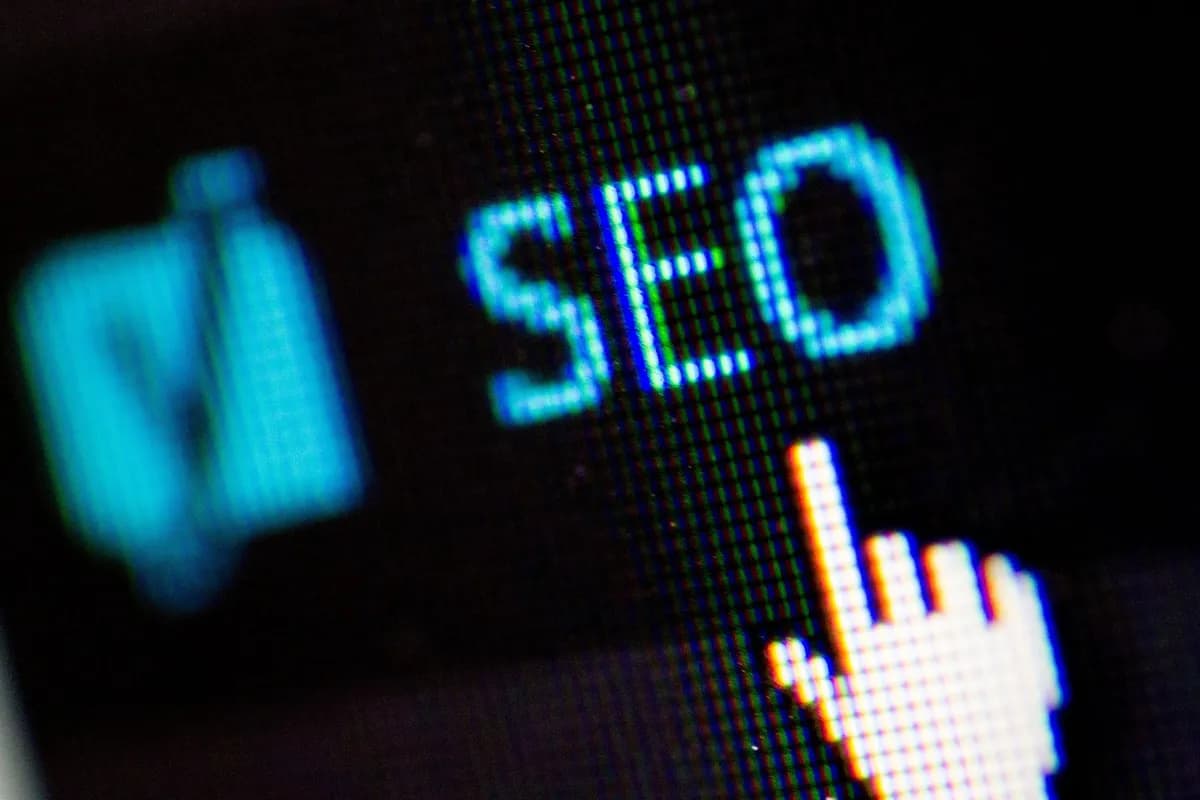 תקריב של מסך עם המילה SEO וסמן עכבר